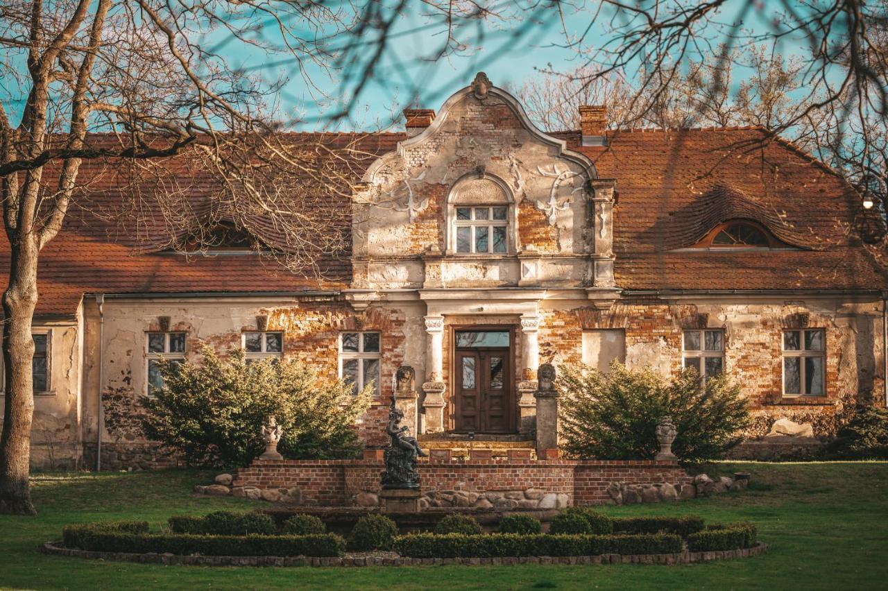 żabi Dwór - Hotel, Restauracja, Hotel *