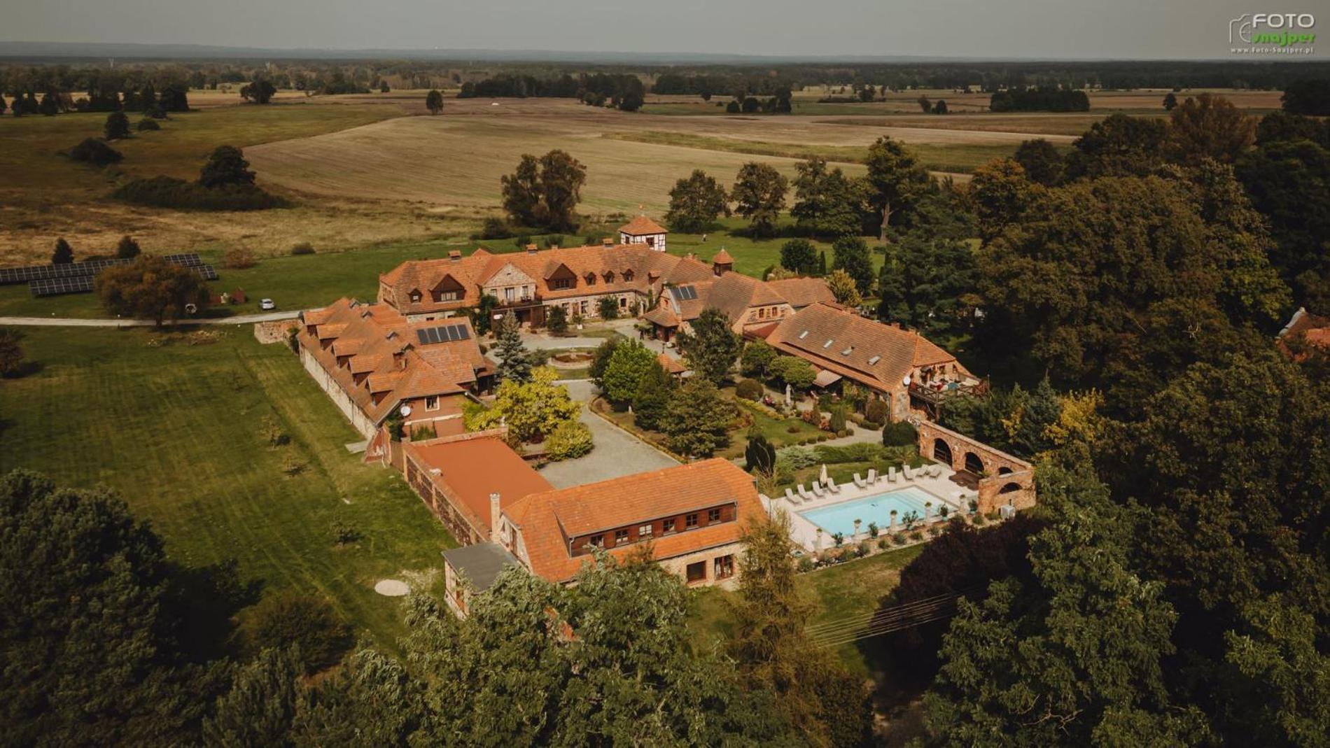 żabi Dwór - Hotel, Restauracja, Hotel *