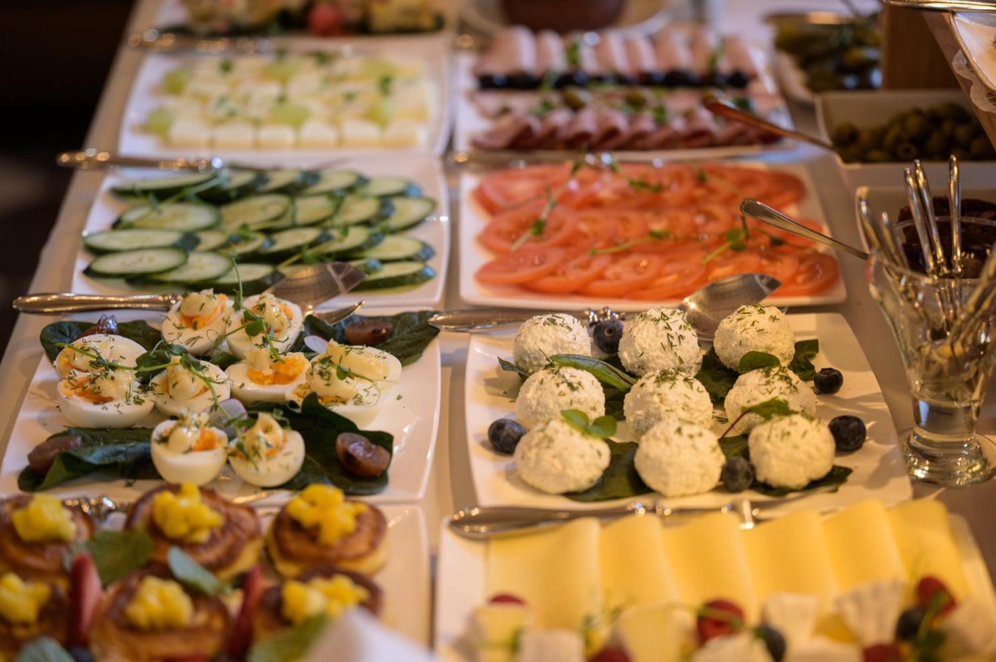 żabi Dwór - Hotel, Restauracja, Hotel *