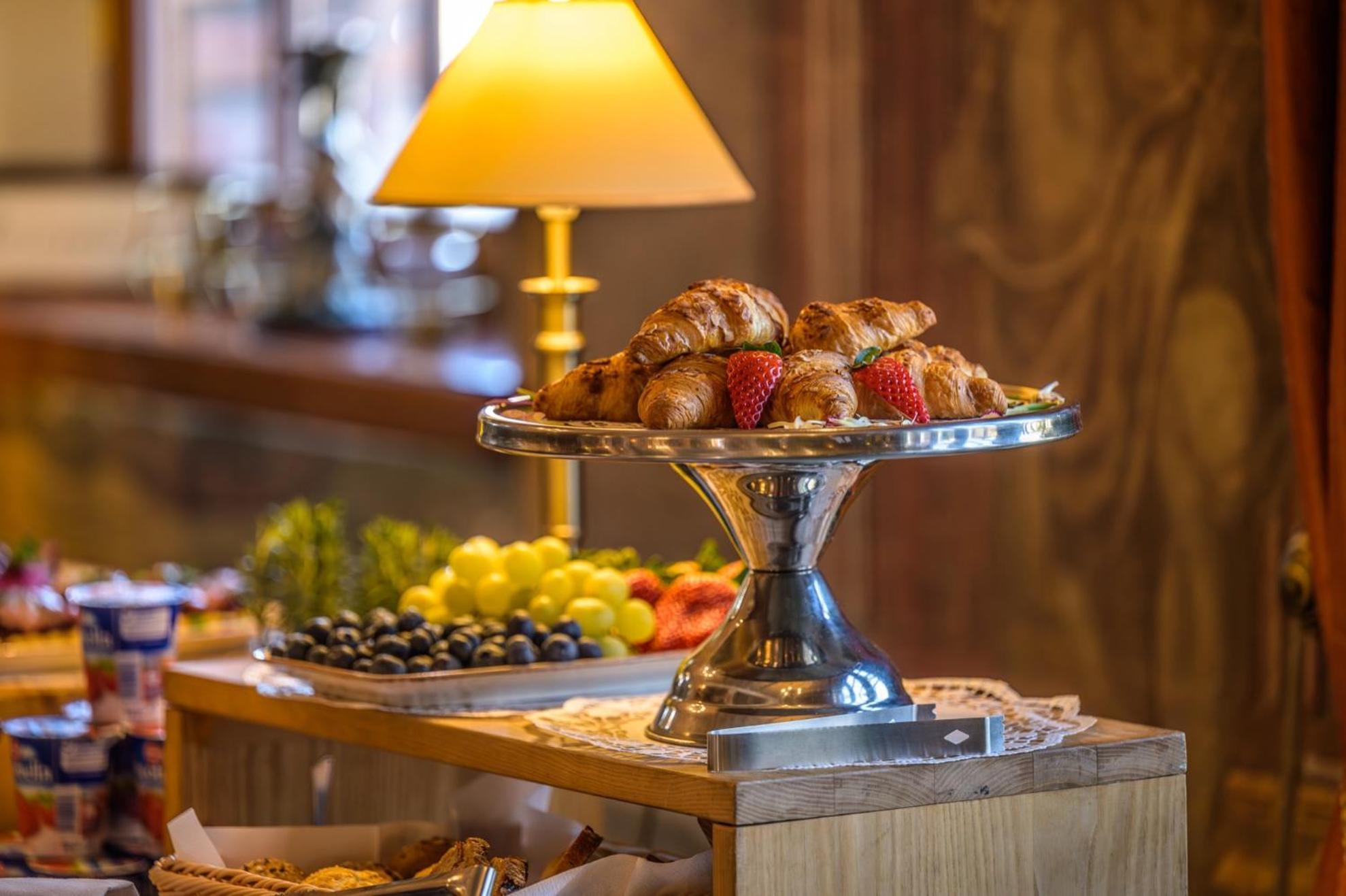 Hotel żabi Dwór - Hotel, Restauracja, *