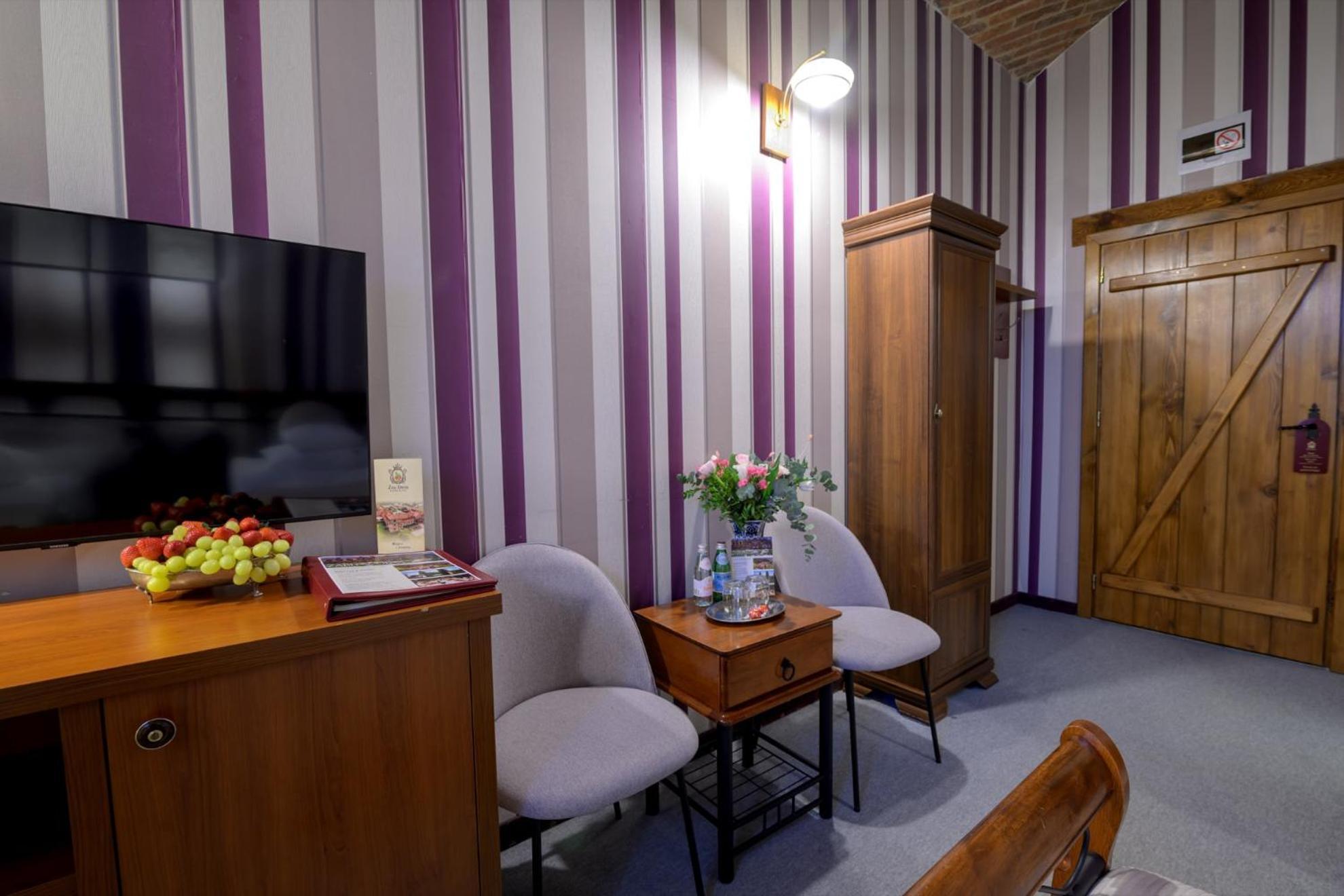 żabi Dwór - Hotel, Restauracja, *