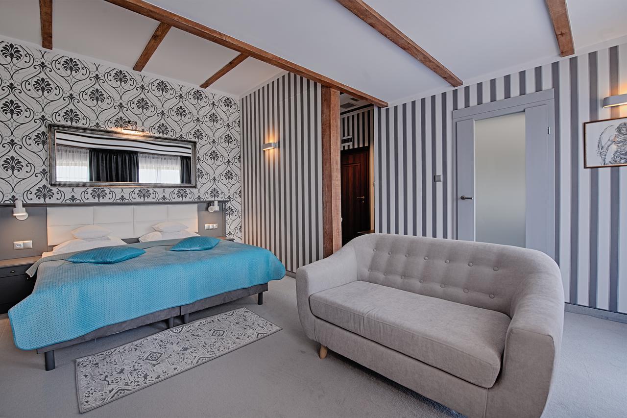 żabi Dwór - Hotel, Restauracja, *